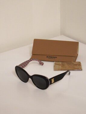 CAT EYE BURBERRY SUNGLASSES IN BLACK COLOR